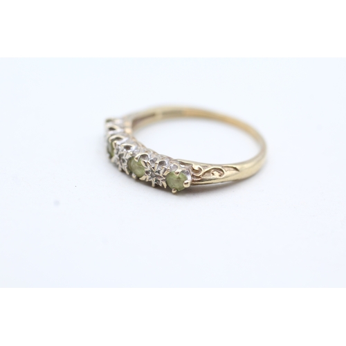 138 - 9ct gold peridot and diamond alternating row ring (2g) Size P 1/2