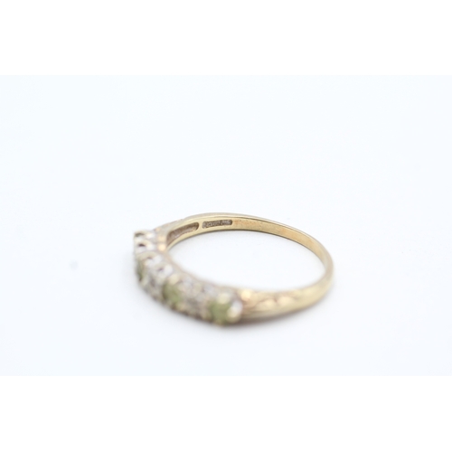 138 - 9ct gold peridot and diamond alternating row ring (2g) Size P 1/2