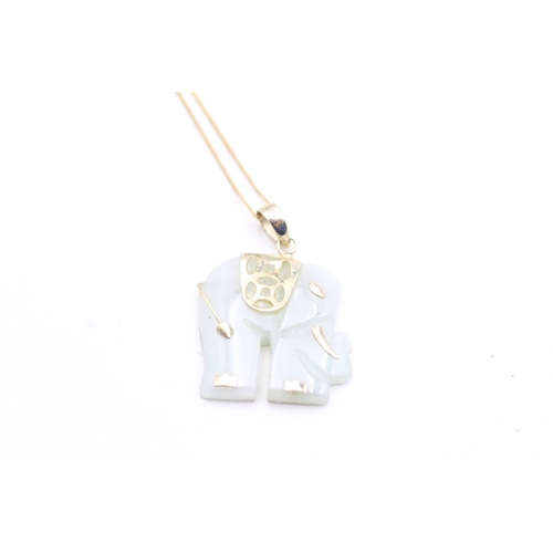 142 - 9ct gold carved jade elephant pendant necklace (3.9g)