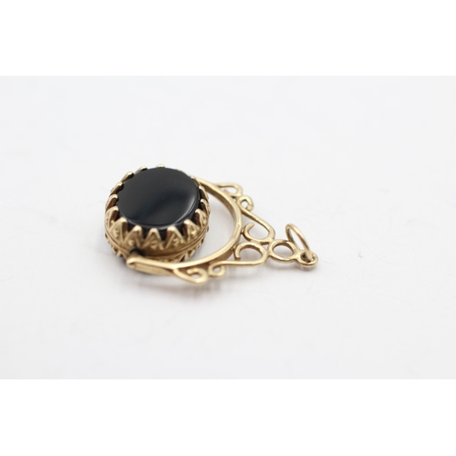 146 - 9ct gold onyx and bloodstone spinner fob (3.2g)