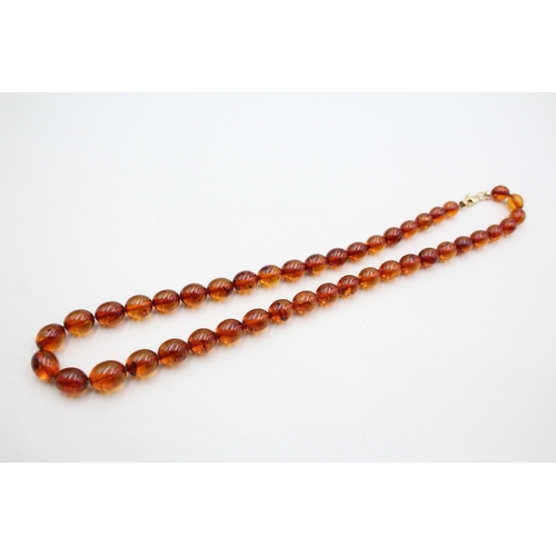 147 - 9ct gold clasped amber bead necklace (19.3g)