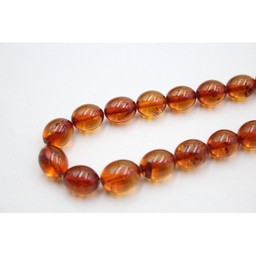 147 - 9ct gold clasped amber bead necklace (19.3g)