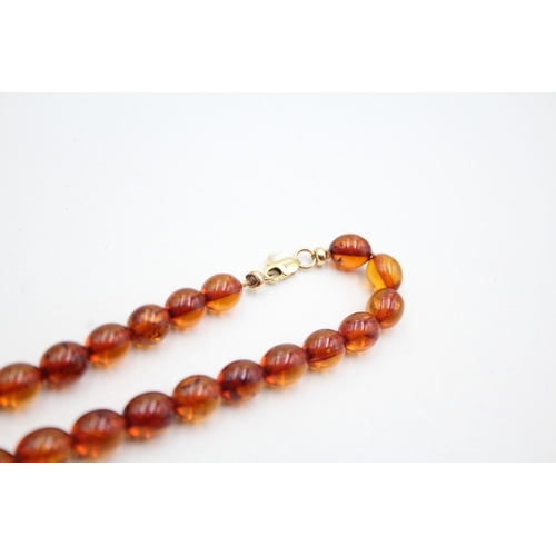 147 - 9ct gold clasped amber bead necklace (19.3g)