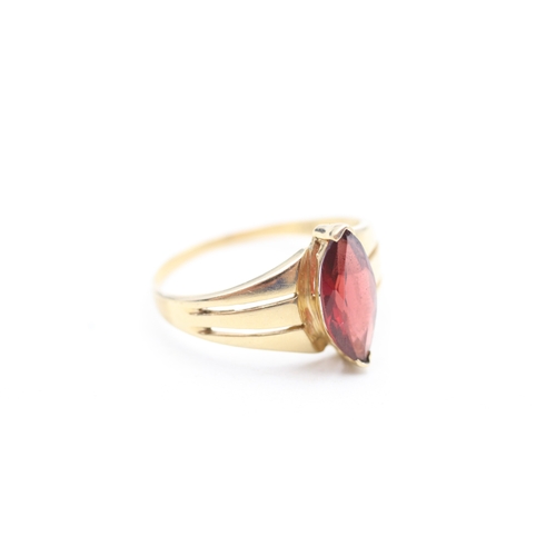 149 - 14ct gold marquise garnet dress ring (2.9g) Size S