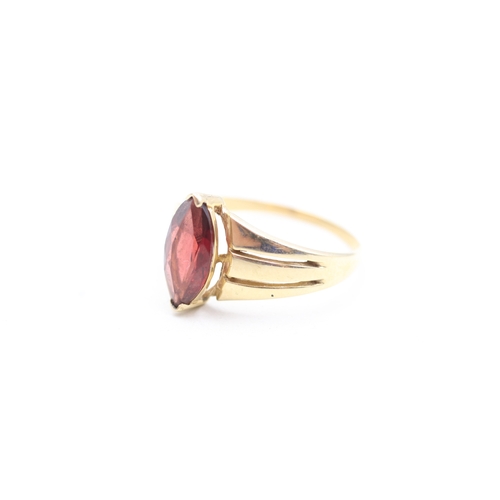 149 - 14ct gold marquise garnet dress ring (2.9g) Size S