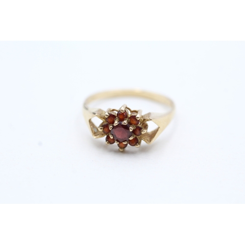 150 - 9ct gold garnet floral cluster ring (2.3g) Size P