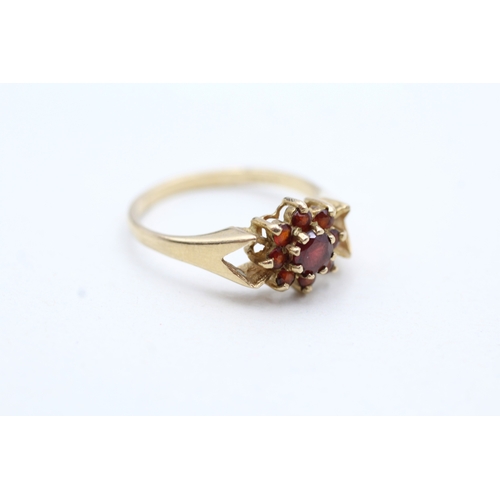 150 - 9ct gold garnet floral cluster ring (2.3g) Size P