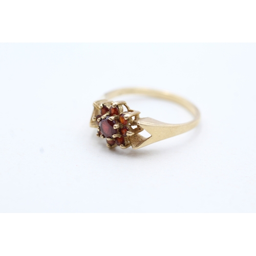 150 - 9ct gold garnet floral cluster ring (2.3g) Size P