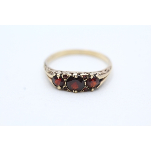 153 - 9ct gold garnet trilogy ring (3g) Size T 1/2