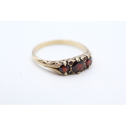 153 - 9ct gold garnet trilogy ring (3g) Size T 1/2