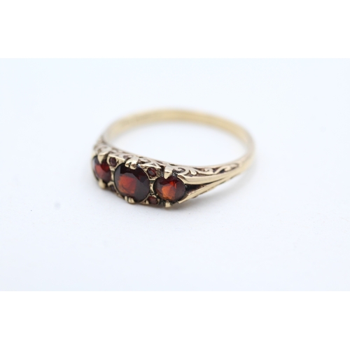 153 - 9ct gold garnet trilogy ring (3g) Size T 1/2