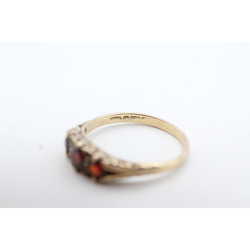 153 - 9ct gold garnet trilogy ring (3g) Size T 1/2