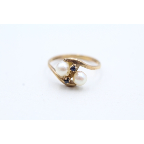 159 - 9ct gold sapphire and cultured pearl twist ring (1.6g) Size J