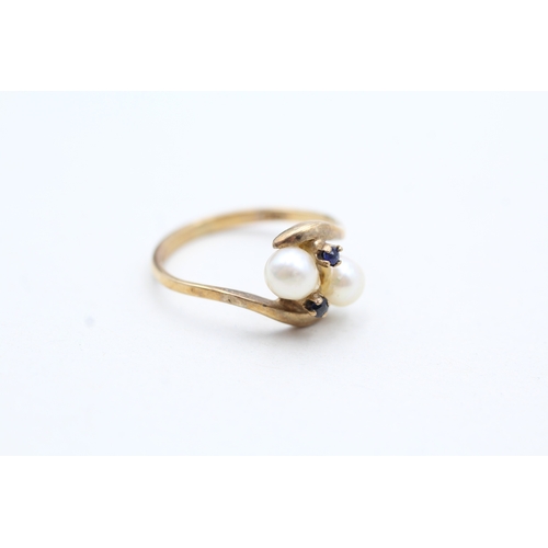 159 - 9ct gold sapphire and cultured pearl twist ring (1.6g) Size J