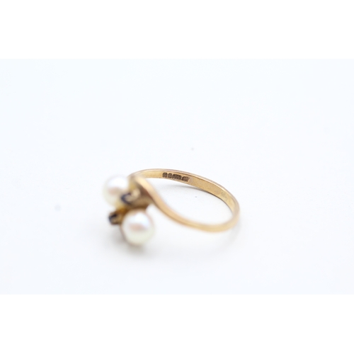 159 - 9ct gold sapphire and cultured pearl twist ring (1.6g) Size J