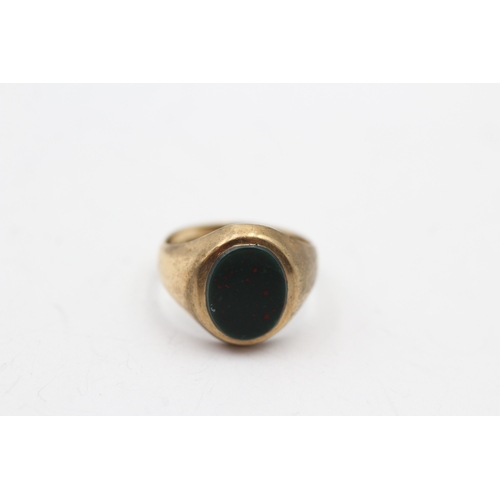 16 - 9ct gold bloodstone signet ring (2.2g) Size F