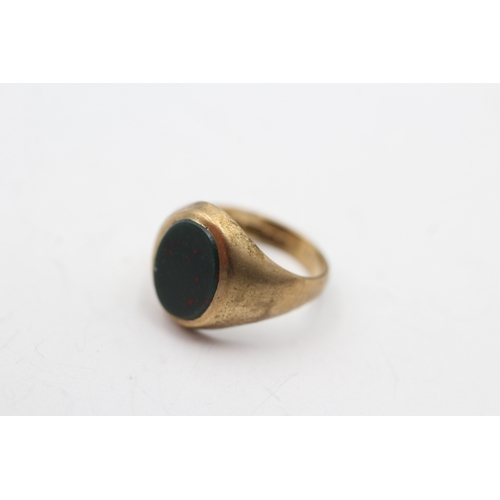 16 - 9ct gold bloodstone signet ring (2.2g) Size F