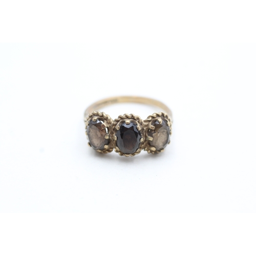 164 - 9ct gold vintage smokey quartz three stone ring (3.4g) Size O