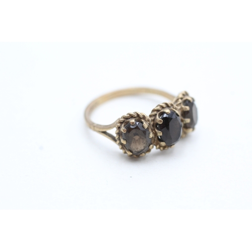 164 - 9ct gold vintage smokey quartz three stone ring (3.4g) Size O