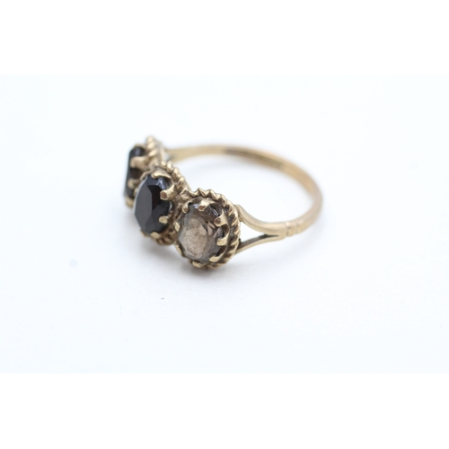 164 - 9ct gold vintage smokey quartz three stone ring (3.4g) Size O