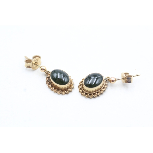 165 - 9ct gold vintage nephrite set drop earrings (1.8g)