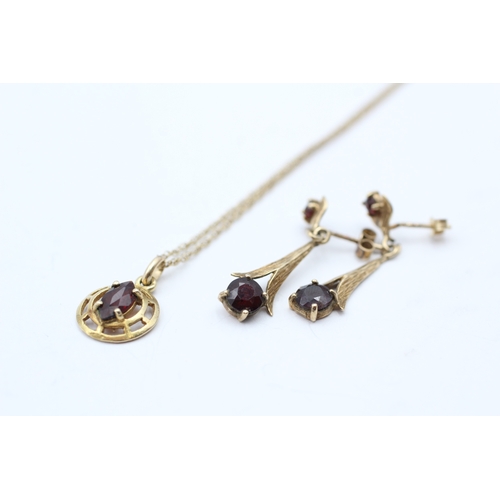 169 - 2x 9ct gold garnet drop earrings & necklace (3.6g)