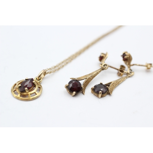 169 - 2x 9ct gold garnet drop earrings & necklace (3.6g)