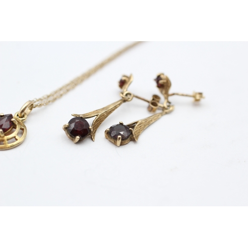 169 - 2x 9ct gold garnet drop earrings & necklace (3.6g)