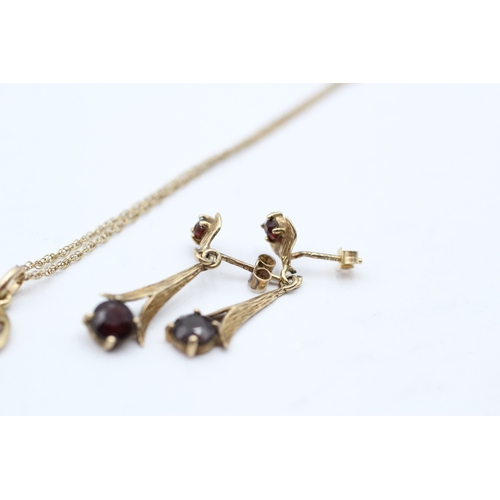 169 - 2x 9ct gold garnet drop earrings & necklace (3.6g)