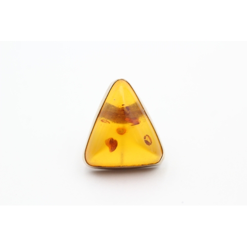 17 - 9ct gold amber stud earrings (3.9g)