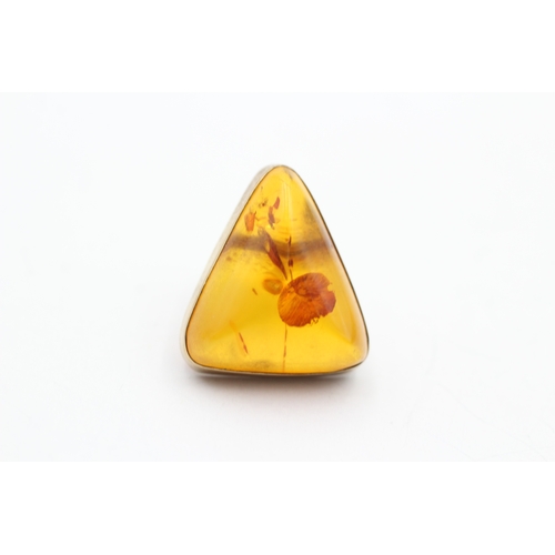 17 - 9ct gold amber stud earrings (3.9g)