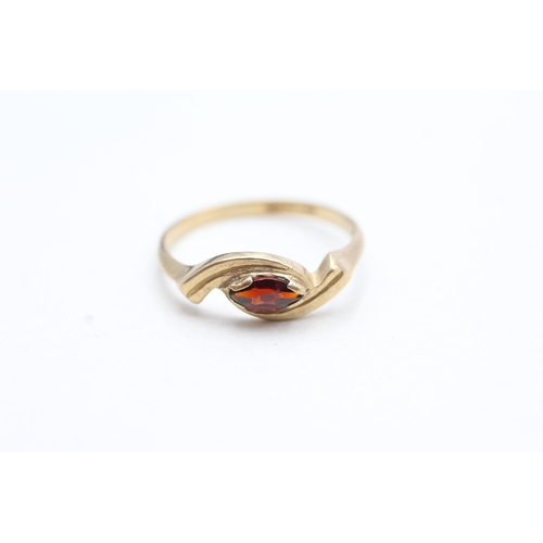 175 - 9ct gold marquise cut garnet dress ring (1.3g) Size L