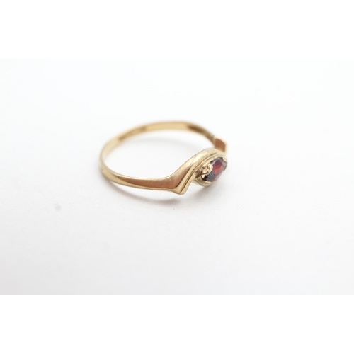 175 - 9ct gold marquise cut garnet dress ring (1.3g) Size L