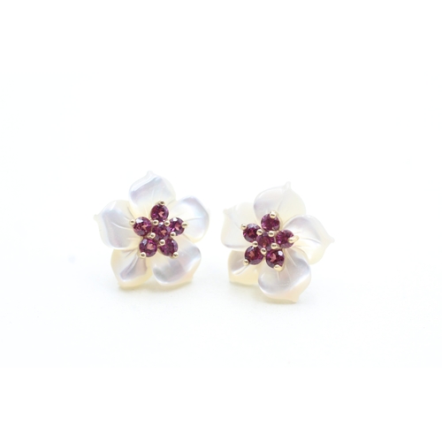 180 - 9ct gold mother of pearl & pink gemstone floral stud earrings (3g)