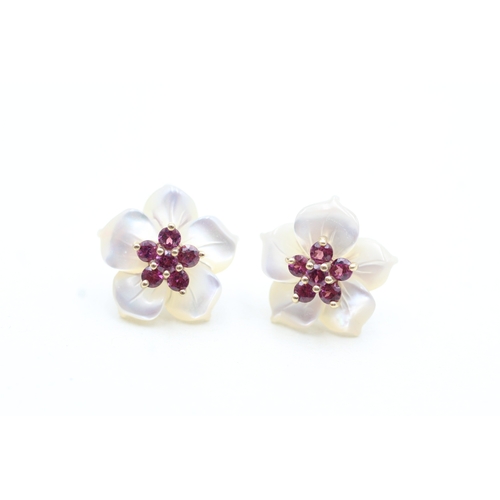 180 - 9ct gold mother of pearl & pink gemstone floral stud earrings (3g)