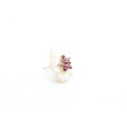 180 - 9ct gold mother of pearl & pink gemstone floral stud earrings (3g)