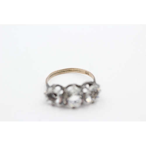 184 - 9ct gold paste three stone ring (2.1g) Size P