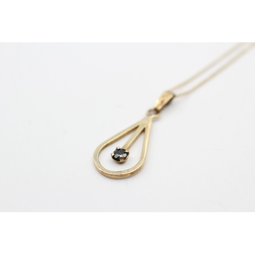 188 - 9ct gold sapphire pendant on chain (1.4g)