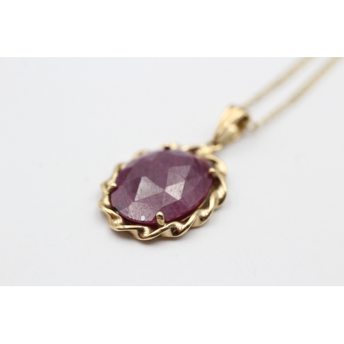 189 - 9ct gold ruby pendant on chain (4.2g)