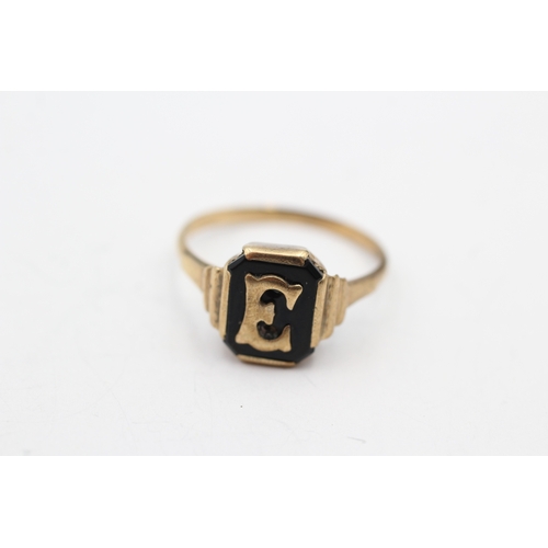 19 - 9ct gold onyx 'E' signet ring (1.9g) Size O