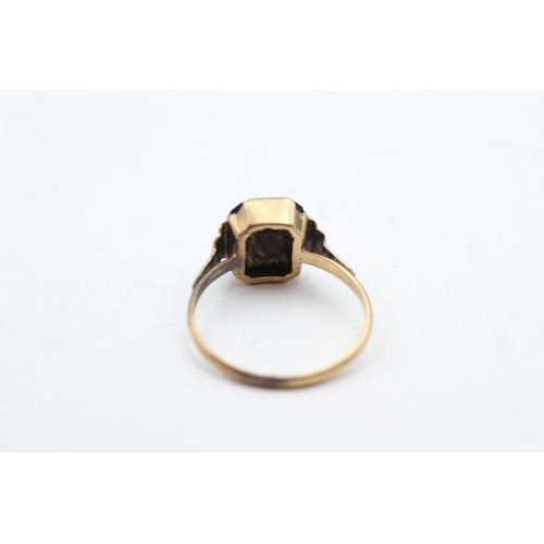 19 - 9ct gold onyx 'E' signet ring (1.9g) Size O