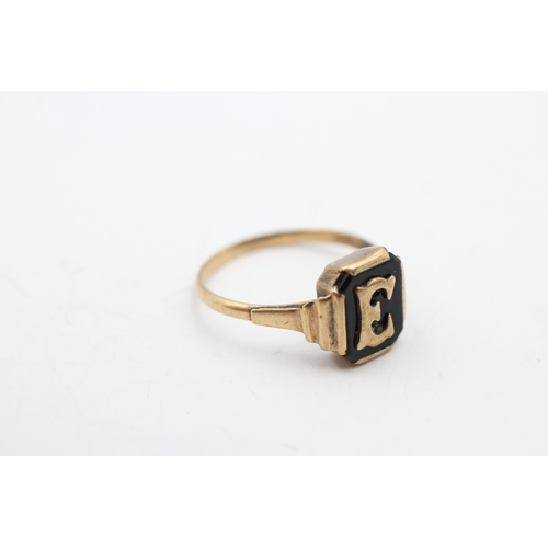 19 - 9ct gold onyx 'E' signet ring (1.9g) Size O