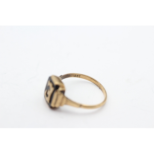 19 - 9ct gold onyx 'E' signet ring (1.9g) Size O