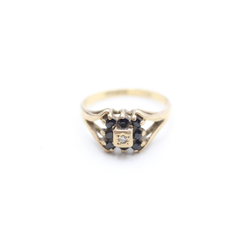 194 - 9ct gold sapphire and diamond set square shaped cluster ring (2.6g) Size O