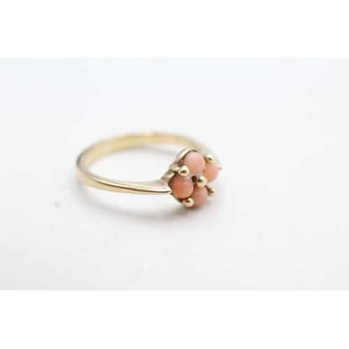 198 - 9ct gold coral four stone dress ring (2g) Size J