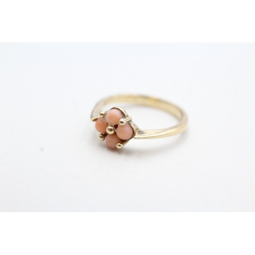 198 - 9ct gold coral four stone dress ring (2g) Size J