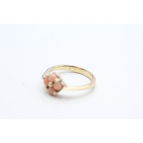 198 - 9ct gold coral four stone dress ring (2g) Size J