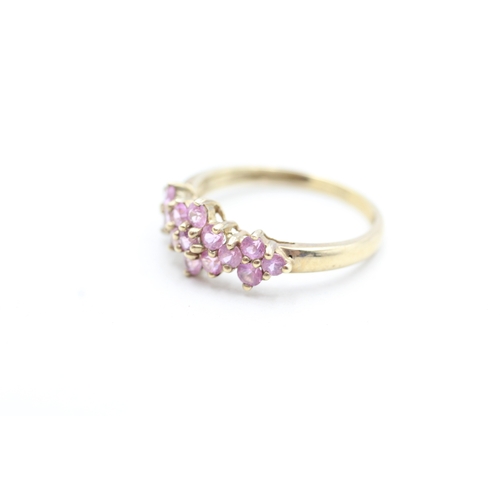 200 - 9ct gold pink gemstone set cluster ring (2.1g) Size R