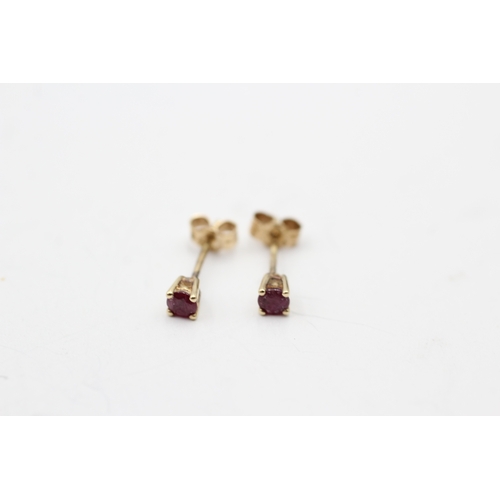 204 - 9ct gold ruby stud earrings (0.5g)