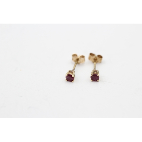 204 - 9ct gold ruby stud earrings (0.5g)